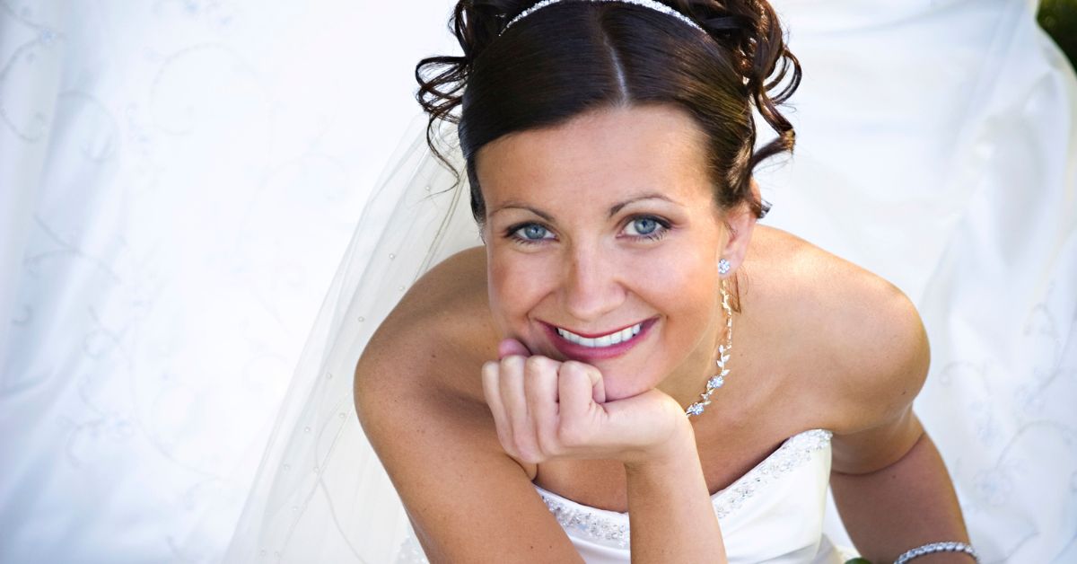 bride smiles after choosing the fastest way to straighten teeth before wedding